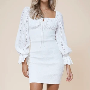 Adoore vit klänning, oanvänd! - Helt ny klänning, precis som nyskicket, endast använd en gång! Nypris 1495kr