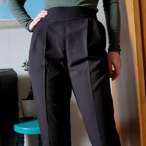 Kostymbyxor - Svarta kostymbyxor med raka ben från Asos.      Kan mötas upp i Stockholm eller skickas spårbart för en avgift på 66 kr. Om du köper mer än ett plagg bjuder jag dock på frakten!