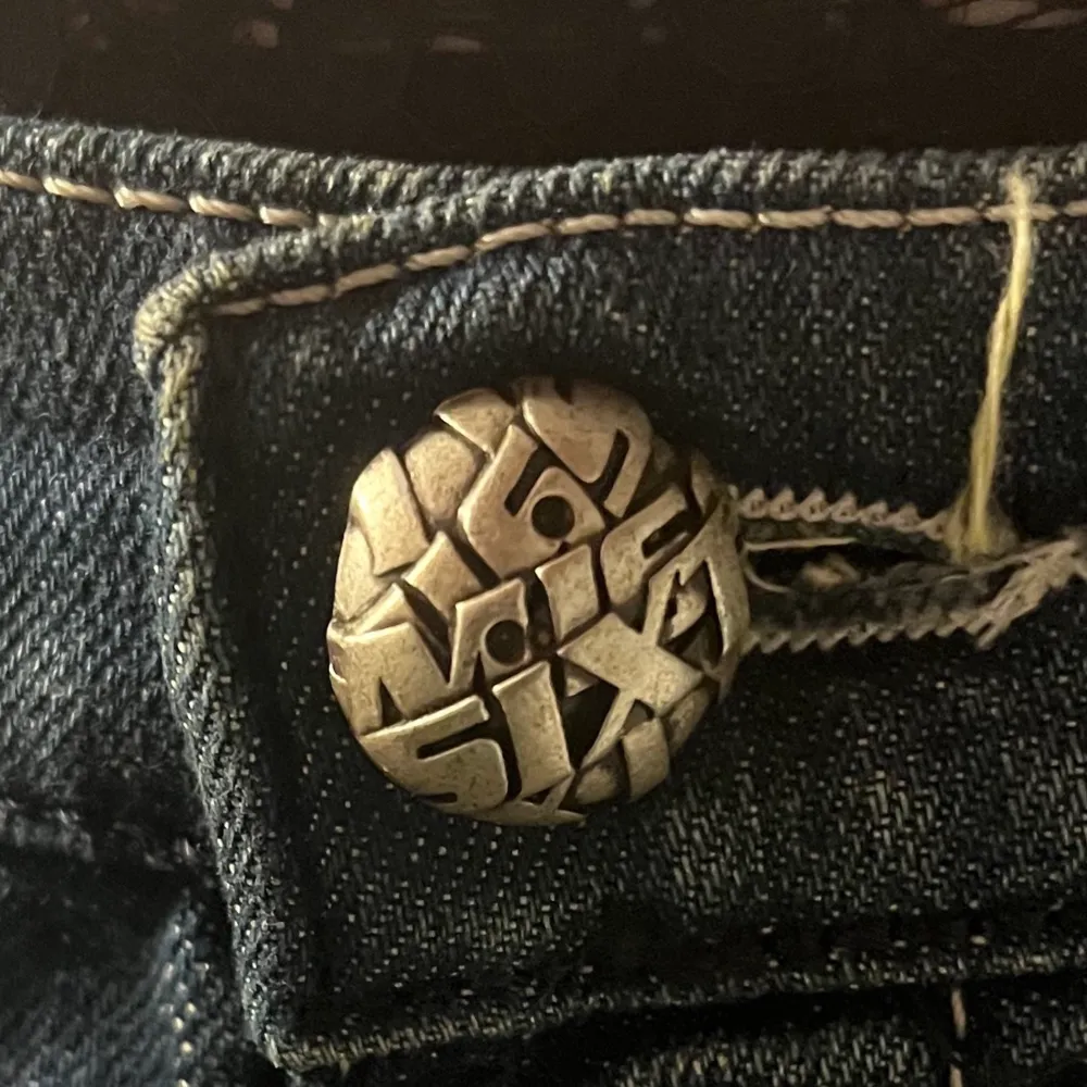 Ett par lågmidjade miss sixty jeans men skit cool knapp. Tidigare köpte på second hand. Jag kan mötas upp i Stockholm eller frakta, köparen står för frakten💕. Jeans & Byxor.