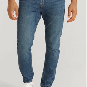 Levis 512 - W 30 L 34 Jag är kort så vek upp byxorna längst ned fungerade prima. Exelent skick!