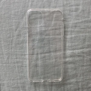 Genomskinligt mobilskal - Fick detta skal i present men i fel modell så det är endast testat. Det kommer ifrån Arrivly men är köpt på Zalando. Originalpris: 147 kr. Orginalförpackningen ingår 💕