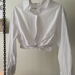 Skjorta från zara - Croppad skjorta från zara som e ”twistad” i midjan, oanvänd. Är i strl xs men sitter perfekt på mig med S