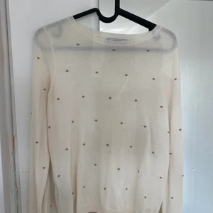 Söt prickig tröja - Kommer tyvärr inte till användning. I jättefin ljusbeige färg med bruna prickar från mango. Nypris 400 kr, köpare står för frakt💕🙌🏼