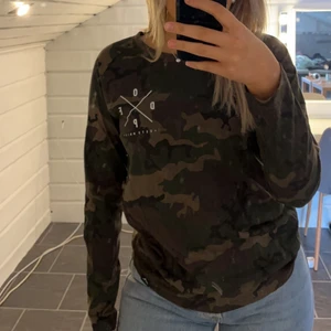dope tröja  - Säljer min dope tröja i camoflage, inte använd många gånger, säljer då den inte kommit till användning, skriv för fler bilder☺️ köparen står för frakt 