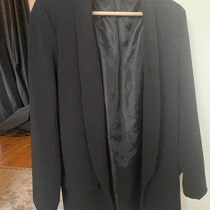 Blazer - Svary Blazer från Bohoo. Kan frakta i hela sverige eller mötas upp i Malmö. Köparen står för frakt.