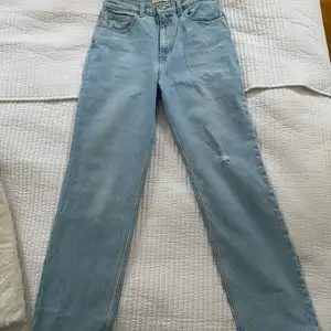 Säljer mina nya Levis jeans då dem är för små. Aldrig använda. Storlek 28, längd 29⚡️⚡️⚡️
