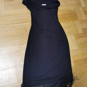 3 superfina sommarklänningar.blommiga klänningarna  är i st.S.svarta klänningen st. Xs. 50kr st
