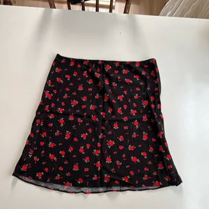 Söt blommig kjol - Söt blommig kjol inköpt från asos. Aldrig använd. 