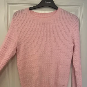 Tröja - Söt rosa tröja frön Lindex. Passar perfekt nu till vår och sommar då den är tunnare i materialet. Mjuk bommulsblandning. Storlek XS men skulle säga att den passar mer som en S. Endast använd ett fåtal gånger och är därav i mycket gott skick. Köpt för 300kr