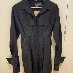 Skjortklänning  - Säljer min skjortklänning då jag aldrig använt den. Storlek 38. Från missguided⚡️⚡️⚡️