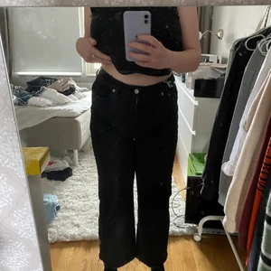 Svarta jeans från Lager 157  - Säljer svarta jeans från Laget 157. Väl använda men i gott skick! Jag är 164 cm lång och de går precis förbi anklarna. 150 kr. 