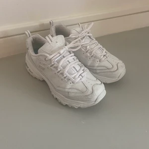 Sneakers sketcher vita  - Vita, lite chunky. Nästan helt oanvända. Reflex. Pris kan diskuteras vid smidig affär. 