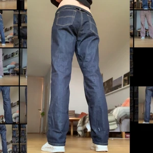 Jeans - Mörka jeans med kontrastsömmar, långa och raka :)