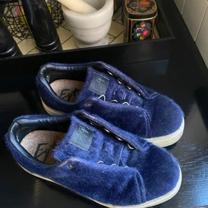 Eytys sneakers - Säljer mina mörkblåa skor från Eytys i ”fuskpäls” material. Sjukt snygga. Kommer tyvärr inte med skosnören för dom gick sönder men det går att hämta ut nya gratis från Eytys! Ta bara med er skorna till butiken. Storlek 37