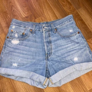 Levis shorts - Säljer dessa super fina shortsen, knappt använd bara några enstaka gånger. Säljer pågrund utav att de inte är min stil. Super bekväma 