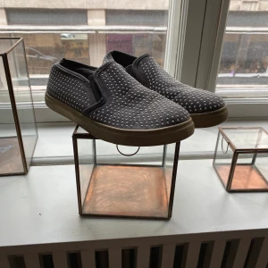 Slipon sneaker från Steve Madden - Mörkgråa slipon sneakers från Steve Madden med nitar