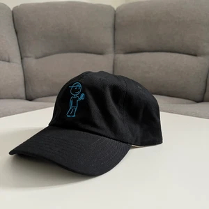 Keps - Säljer svarta kepsar med egen gjord brodyr i tre olika färger. Vit, rosa och blå. Kepsen har ett metallspänne som gör storleken justerbar. Vi har begränsat antal🤍 kunden står för frakt 📦 