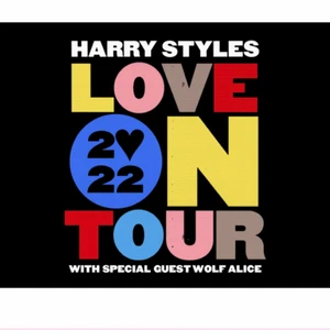 Harry Styles - Love On Tour - Säljer 3 stycken biljetter till Harry Styles konsert i Stockholm pga kan ej gå. Säljer helst alla tre till en köpare men skriv gärna till mig om ni har funderingar💕 PLATS: Stockholm, tele2 arena TID: 29 juni 2022, kl 19.30     OBS!! Priset är för alla 3 biljetter!!