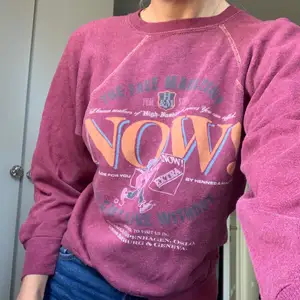 Säljer denna skit coola vintage collage tröja från 90-talet som är från hm. Säljer den för 150kr + frakt. Gratis frakt om du kan mötas i Göteborg.