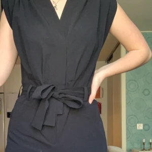 Svart shortsbyxdress  - En svart shortsdyxdress jag köpte för nyårsafton, jag andvände den inte och har bara provat den en gång. Den är från Forever 21 men jag köpte det på Sellpy. Skriv privat för fler bilder 