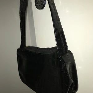 Väska - Hej köpt dessa väska för en månad sen aldrig använt vill sälja den vidare 