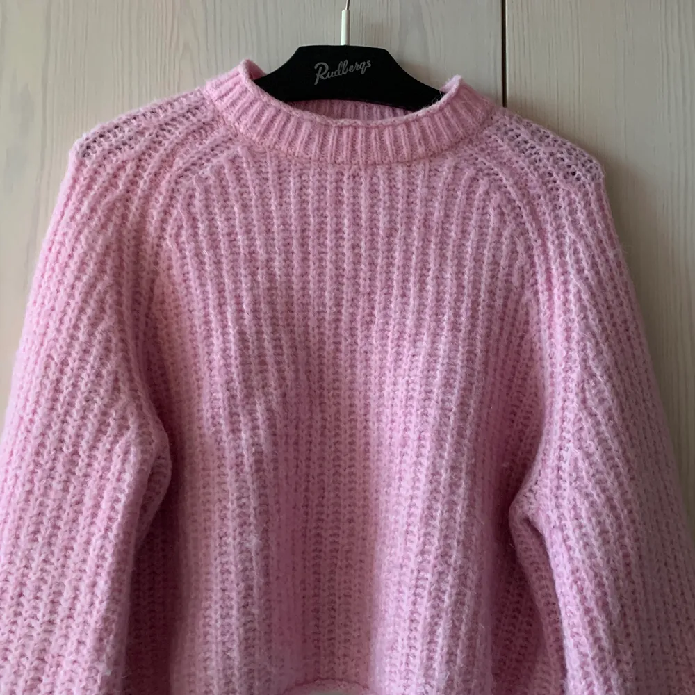 Populär och slutsåld rosa stickad tröja från zara. Använd ett fåtal gånger och är i bra skick! . Stickat.