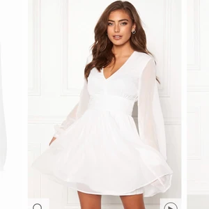 Studentklänning Dahlia Dress - Perfekta studentklänningen! Den är oanvänd och i storlek 36, då jag inte hann skicka tillbaka den i tid. Klänningen är helt slutsåld på hemsidan. Ursprungs pris 549 kr