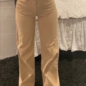 MONKI YOKO JEANS - Beige Yoko jeans från monki som passar till allt. De är korta på mig(160cm) skulle säkert passa någon som är runt 155cm. köpta här på Plick! 