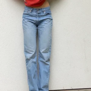 Trevligaste Levi’s jeansen! - (intressekoll) dessa perfekta Levis jeansen i ljusblått😇 sömmen går in lite mot mitten på vänstra benet vilket är en cool detalj! (skriv för bild) köpta av Siri kanesjo här på Plick (två första bilder är hennes) för 700kr. skriv för bild på pytte smutsen kvar efter behandling längst ner där bak. knäpps med 4 knappar. Buda och kontakta mig💛💛 (är typ 170 lång o de perfekt längd) ❗️kolla in mina andra annonser❗️