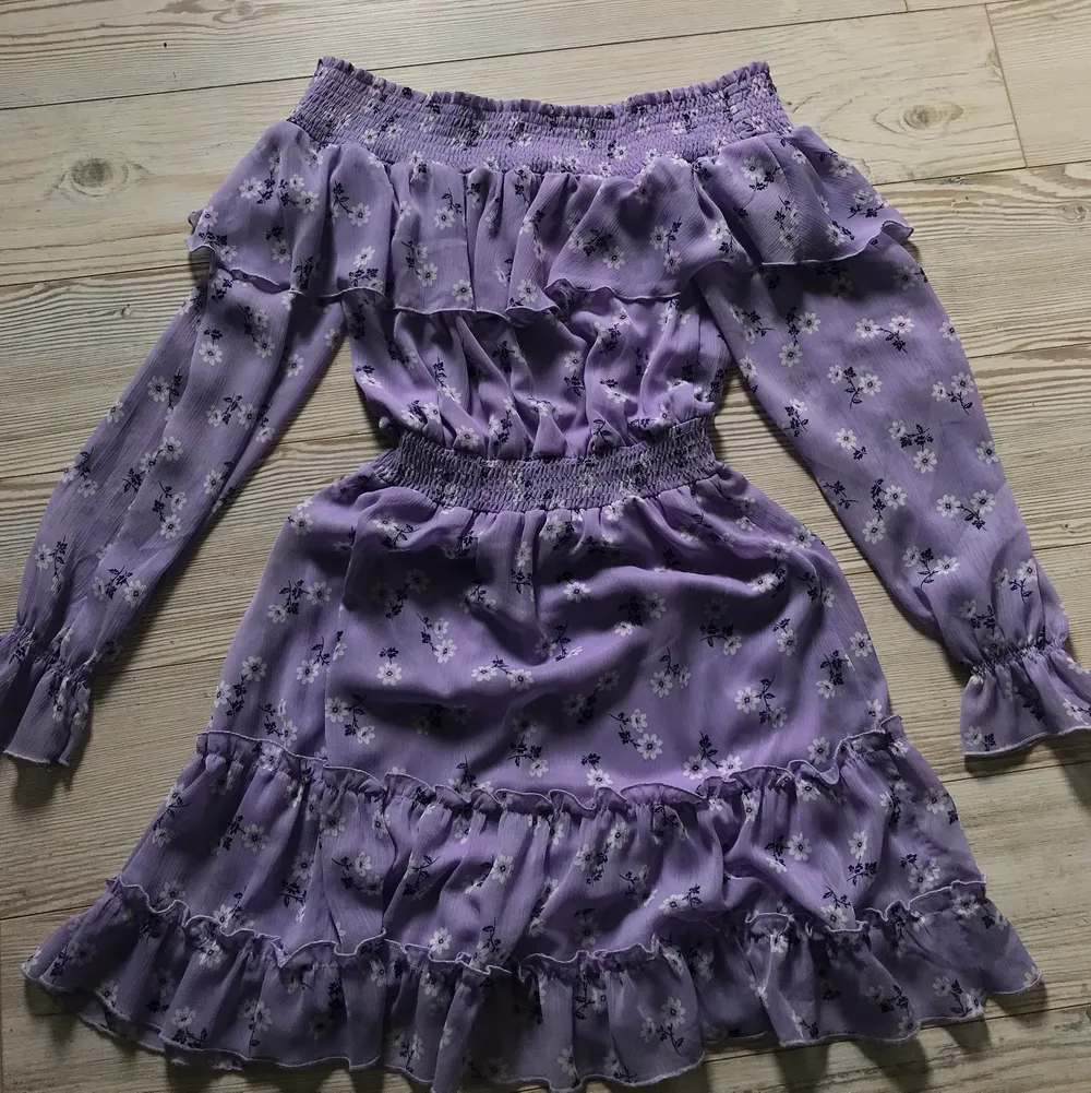 Min skolavslutnings klänning från bik bok. Använd ett par gånger men inga som helst fel. Säljer då den blivit för kort på mig som är 170cm. Jättefin och perfekt för sommar och skolavslutningar 💜. Klänningar.