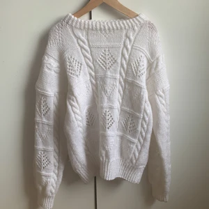 Stickad tröja! - Jätte fin stickad tröja, vet inte vart den kommer ifrån.  Vet inte storleken men den är för liten för mig och jag har 164 i storlek! 