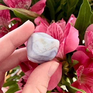 Blåkvarts - Kristall: Blåkvarts 🌸 läs mer om den på bild 2 