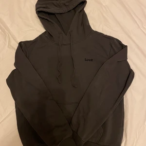 Hoodie  - Fin hoodie med lite tryck med texten love
