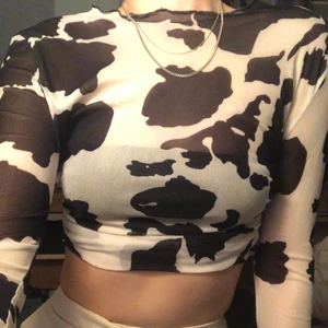 Cow-print meshtröja - Lång i ärmarna, snygga detaljer vid ärmarna och kragen. Skönt meshtyg, bra skick! Okänt märke. Den faktiska längden ser du på tredje bilden
