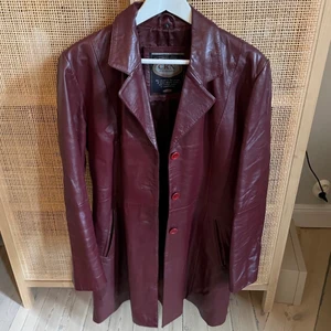 Röd skinnjacka strl L - Vinröd skinnjacka/kappa i strl L, köpt vintage. Den är i superfint skick. 🥰