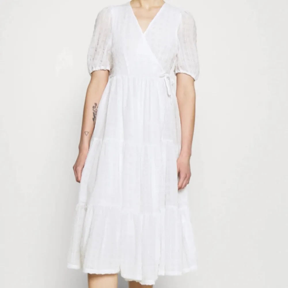 En vit klänning som passar perfekt till studenten eller ä sommaren ☺️. I mycket bra skick och endast använd 2 gngr!. Klänningar.