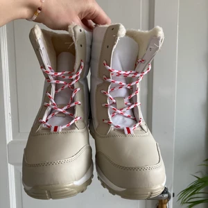 Vinterkängor - Aldrig använt. Köptes för 999 kr. Pris kan diskuteras. Köparen betalar frakt!💗