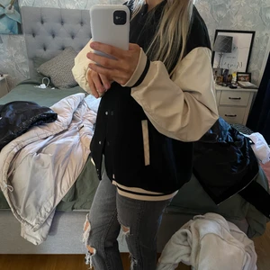 Baseball jacka HM - Baseball jacka ifrån HM. Använd en gång. Snyggt oversized. Stl S.