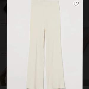 Selling these pretty knit trousers, they are in good shapea and are good quality (sadly they dont fit me)