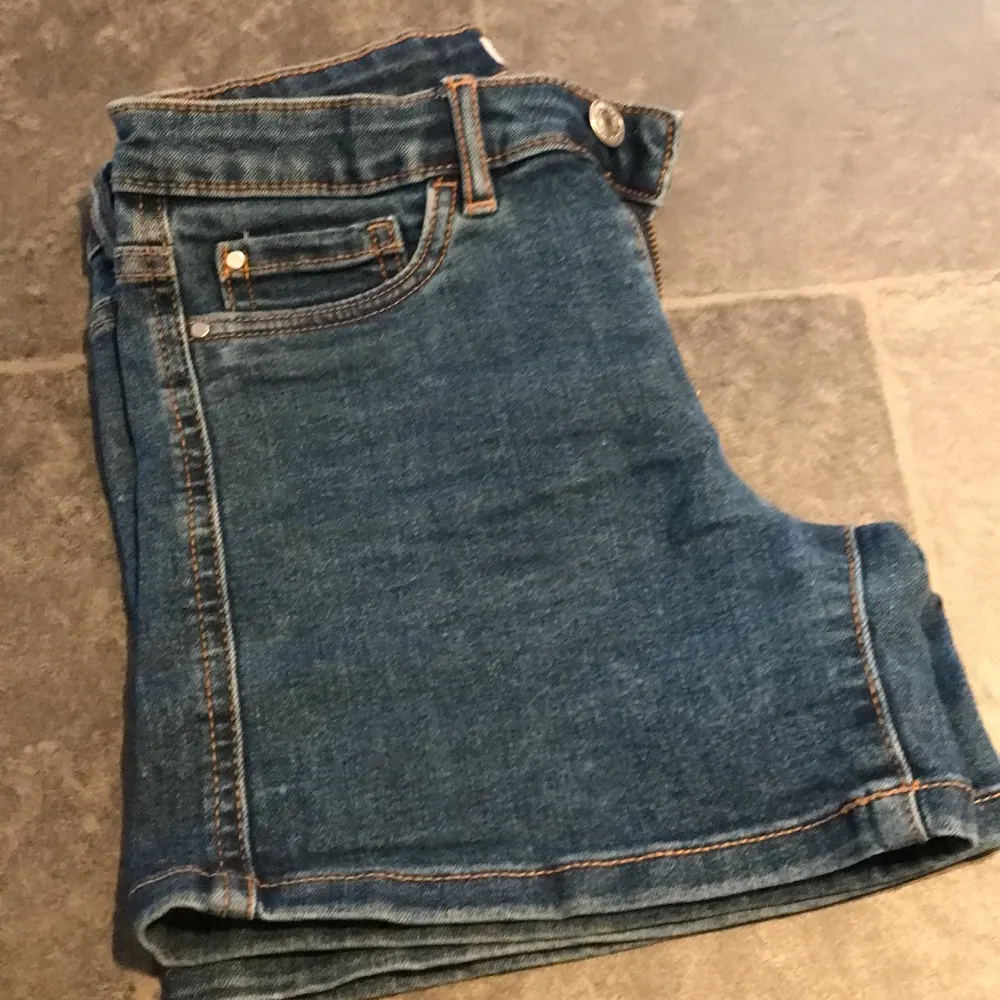 Säljer dessa jeans shortsen för att dom har blivit försmå och inte riktigt min stil längre på ett sätt. Dom är i storlek 152 och dom är från Cubus. Nypris är 250 typ skulle jag gissa på men säljer för 100kr + frakt 💗 hör av er om ni har några andra frågor eller funderingar😊. Shorts.