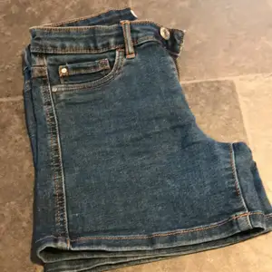 Säljer dessa jeans shortsen för att dom har blivit försmå och inte riktigt min stil längre på ett sätt. Dom är i storlek 152 och dom är från Cubus. Nypris är 250 typ skulle jag gissa på men säljer för 100kr + frakt 💗 hör av er om ni har några andra frågor eller funderingar😊