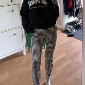 rutiga kostymbyxor - Asballa kostymbyxor med mörkblå rutor. Använda fåtal gånger så är som nya! Ganska stretchiga och passar xxs-m beroende på passform💜