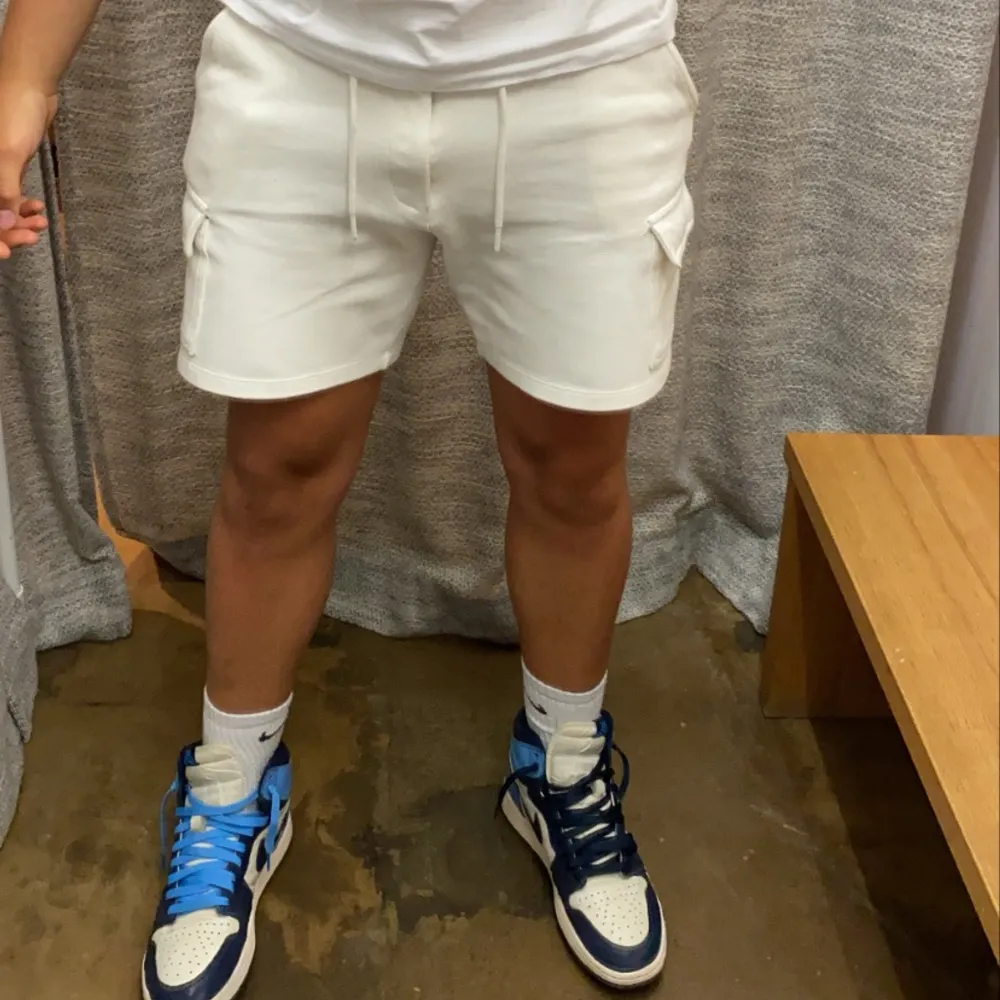 Köpte dessa shorts i somras, hann använda dom kanske 4 gånger, säljer pga att de är för små, storlek M, köpta för 400kr om jag minns rätt. Vit/Beige. Skick 9/10. Shorts.