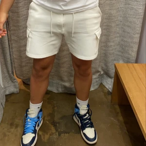 Vita Zara Shorts - Köpte dessa shorts i somras, hann använda dom kanske 4 gånger, säljer pga att de är för små, storlek M, köpta för 400kr om jag minns rätt. Vit/Beige. Skick 9/10