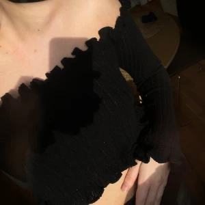 Svart stickad topp - Svart stickad topp of shoulder 