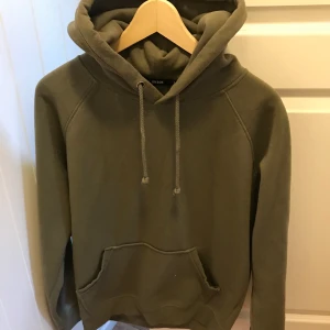 Grön hoodie - En grön Hoodie från BikBok, den är typ helt oandvänd