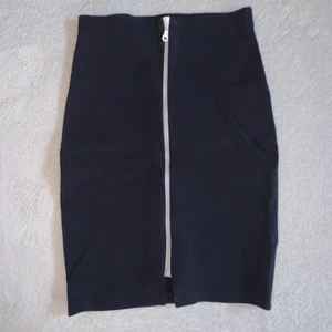 Mörkblå Bangdage kjol med dragkedja - En mörkblå bandage kjol med vit dragkedja från Stradivarius, STRL: 34 (frakt: 45kr)