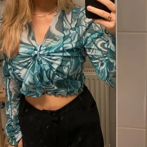 Egengjord mesh topp - Egengjord meshtopp med inspiration från jaded london. Toppen är från början en vanlig långärmad tröja med hög krage från Gina Tricot men jag har klippt i den och knutit ett band rund. En helt unik tröja med andra ord! 🧚🏻‍♂️🙌🏼🤍 Den är köpt som storlek XL men eftersom jag har gjort om den så sitter den snyggt på allt från S-L skulle jag säga. 