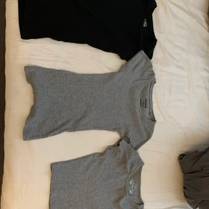 Ribbade toppar - Den svarta och gråa är helt nya och i stl xs, den korta svarta toppen är i s. De 2 som är kvar för 60kr eller 40kr styck. Den i mitten såld! 