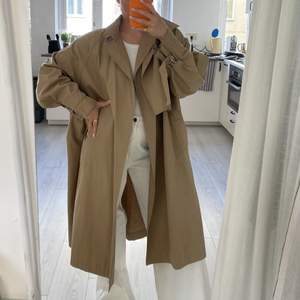 Coolest trenchcoat, oversize fit. Brand: SYSTEM